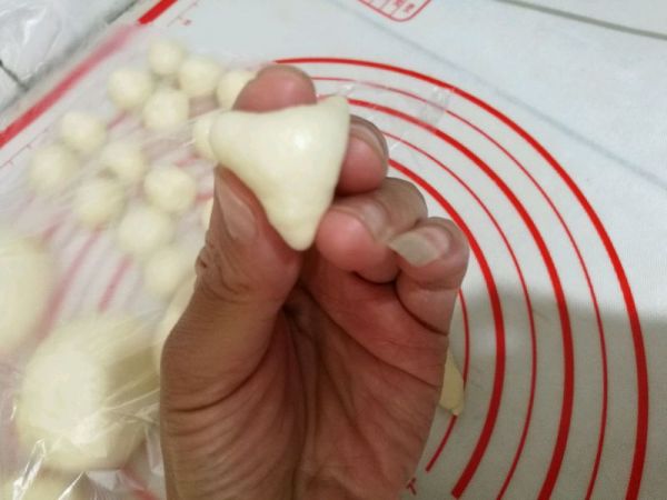 丑萌兔豆沙面包