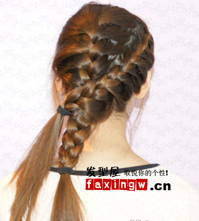 卡哇伊女生双斜蜈蚣辫