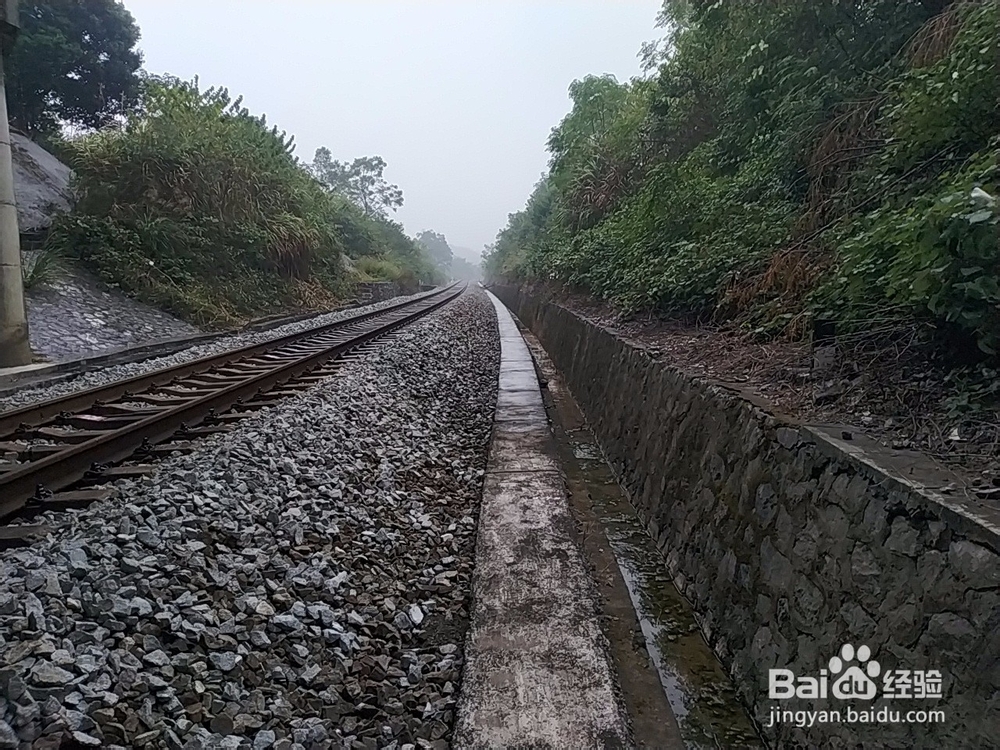 铁路线路两旁的排水沟应该怎么做?