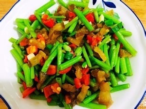 如何做茼蒿杆炒油渣