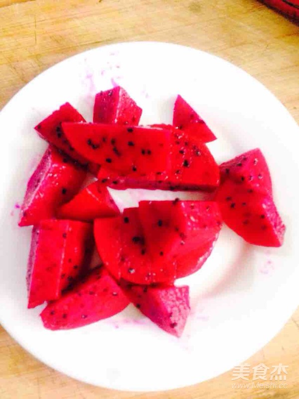 火龙果莲子桂圆红枣枸杞银耳汤