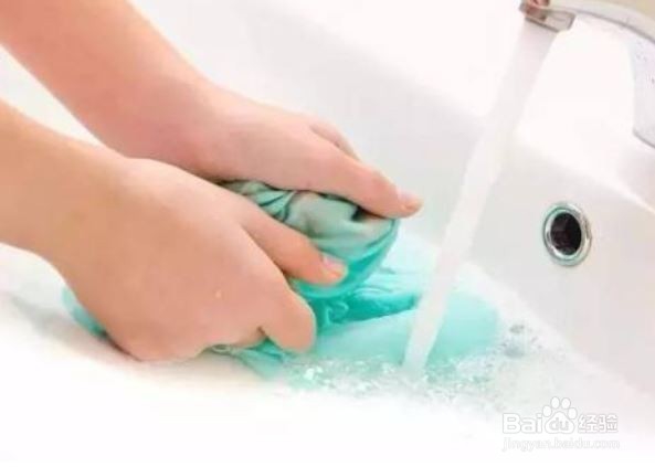 衣服上不小心染了颜色该怎么清洗