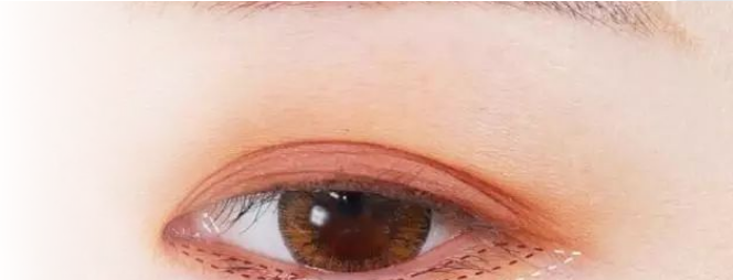 怎样画眼影可以显得眼睛很深邃