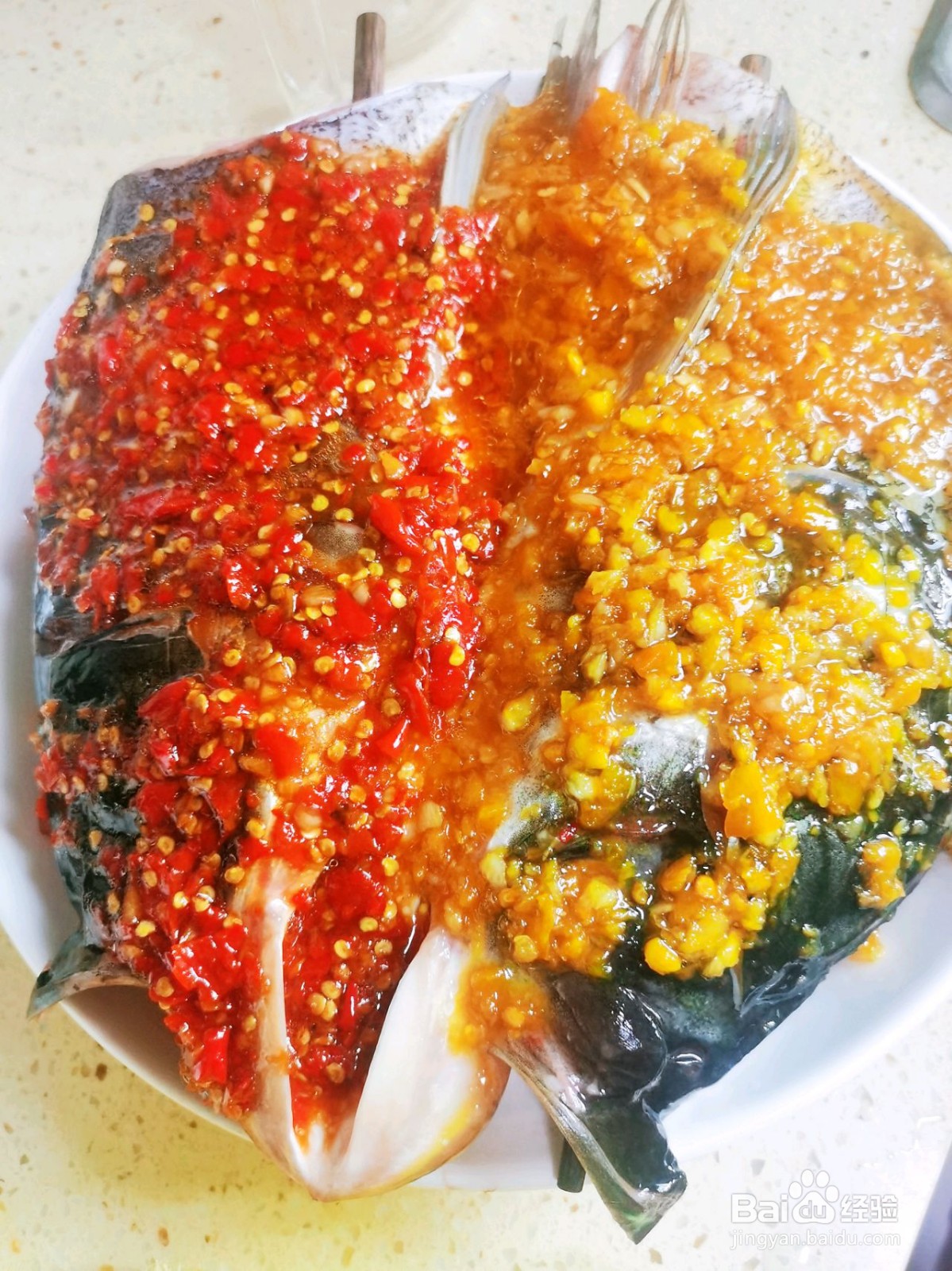 双椒蒸鱼头的做法