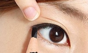 眼线技巧中的重要步骤