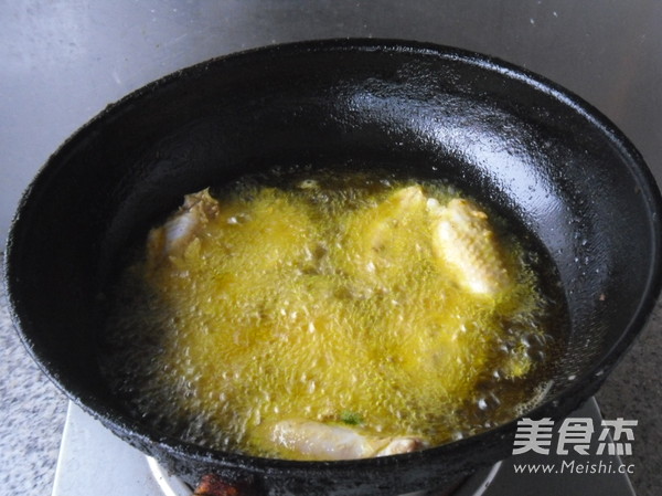 金蒜鸡翅的做法