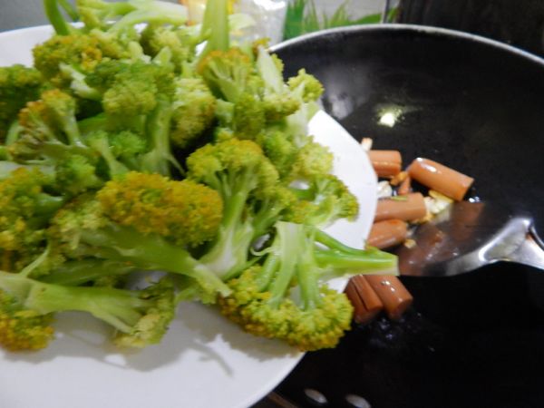 西兰花烧玉米肠
