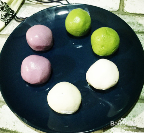 传统的黑芝麻汤圆