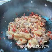 红辣椒焖子鸡的做法--增强体力，强壮身体