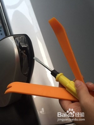 14款卡罗拉怎么自己动手更换转向灯