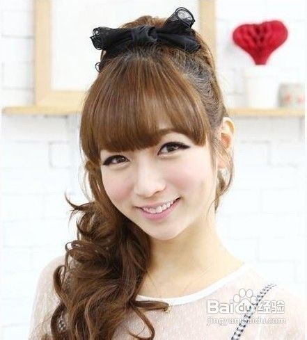 巧搭蝴蝶结发饰速变俏女孩