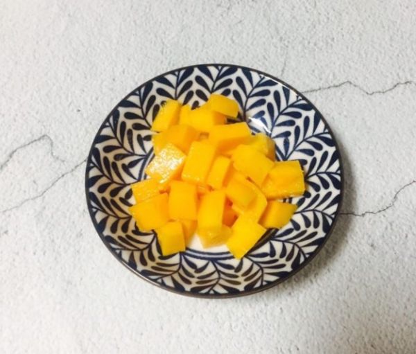 芒果牛奶芝麻燕麦粥