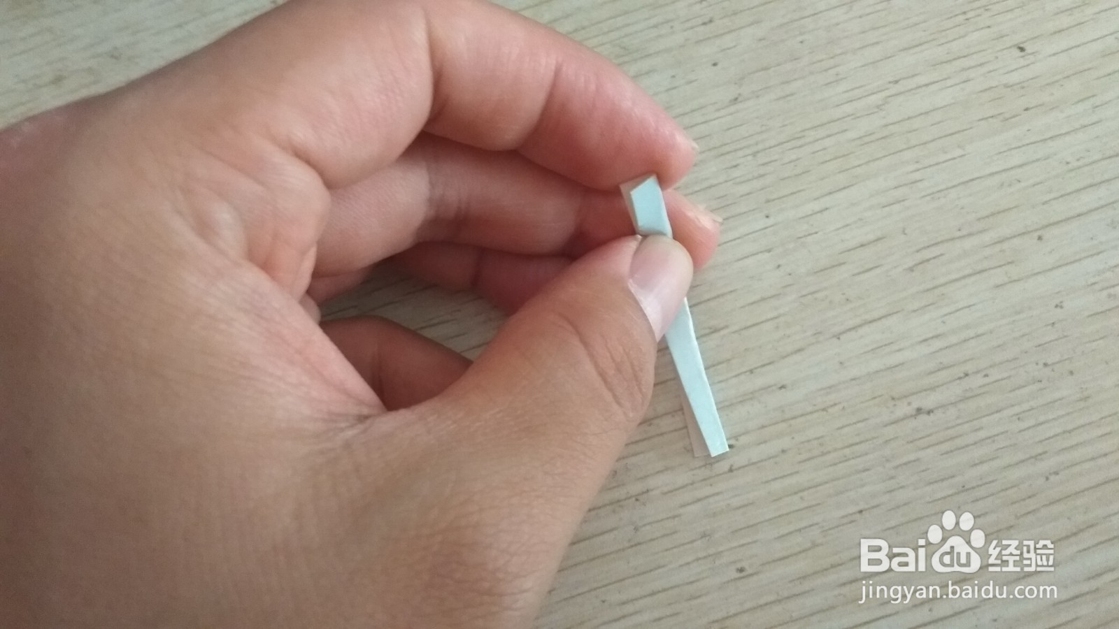 如何用一块长方形硬卡纸做三支中性笔的简易支架