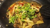 芹菜炒羊肉的家常做法