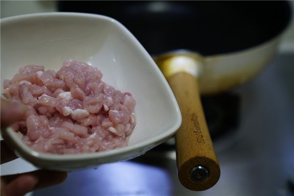 肉丁榨辣椒盖饭