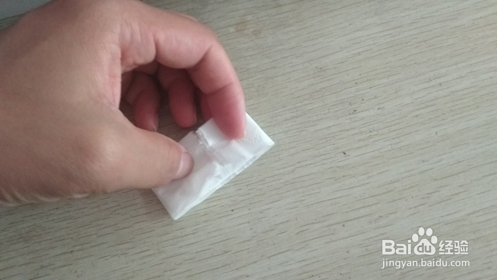 如何用一张长方形手纸做简易的中性笔的支架