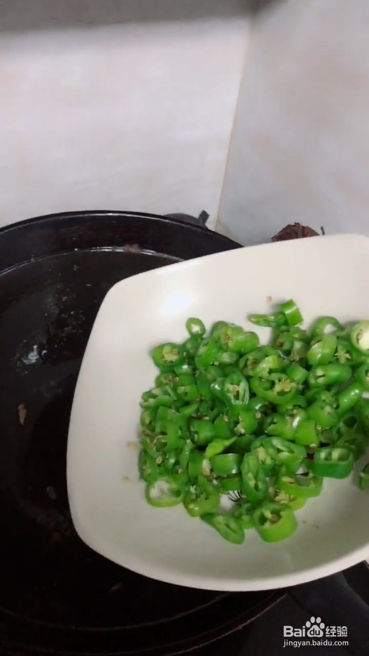 如何自制简单好吃的辣椒炒鸡蛋