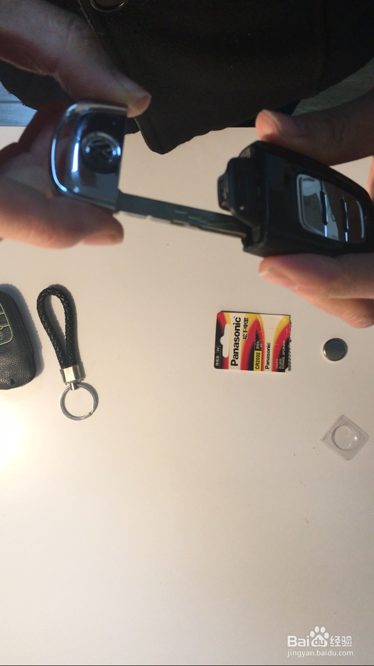 怎样换大众辉昂车钥匙的电池？