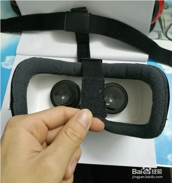 头挂虚拟现实(VR)头显设备绑带如何安装