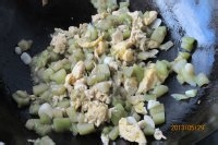 茄子鸡蛋酱的做法