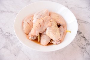 鸡翅大虾三汁焖锅的做法