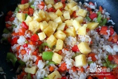 色彩丰富营养均衡的菠萝炒饭