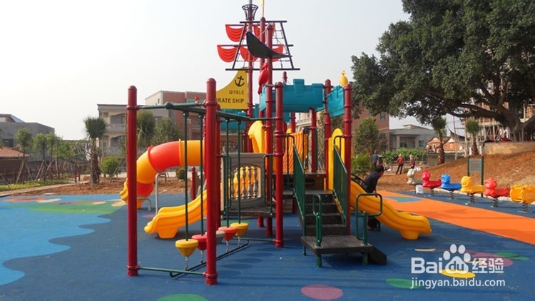 玩滑梯时家长要合理引导孩子