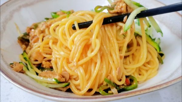 鸡蛋酱拌玉米面条