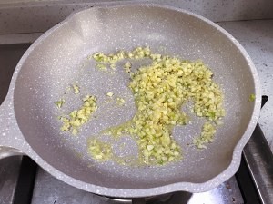 教你制作美味的菠菜蘑菇奶油意面