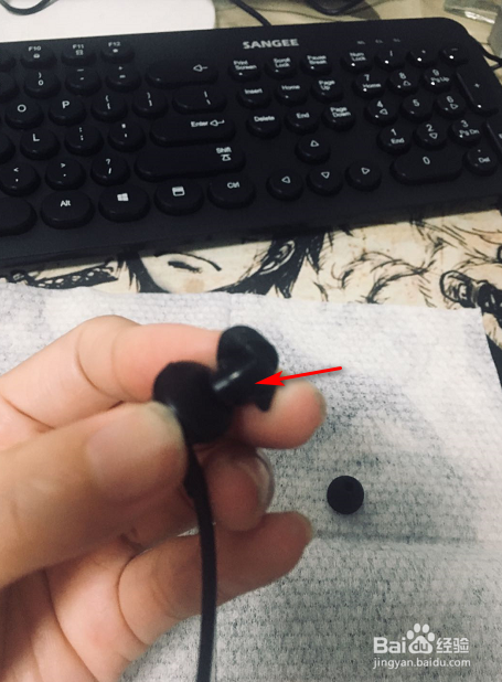 如何给耳机更换耳塞套