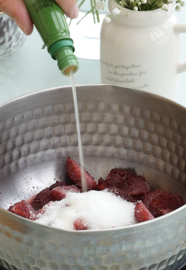 杨梅冰激凌纸杯蛋糕