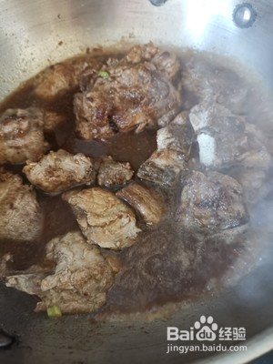 如何做内蒙古特色菜猪骨头烩酸菜？