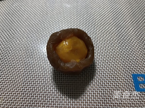 莲蓉蛋黄广式月饼