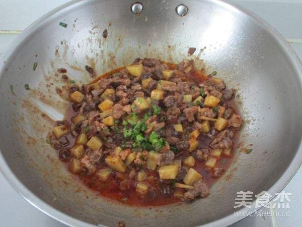 香菇酱土豆牛肉丁