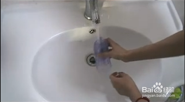 两步法洗鼻的操作方法——盐水洗鼻的正确操作