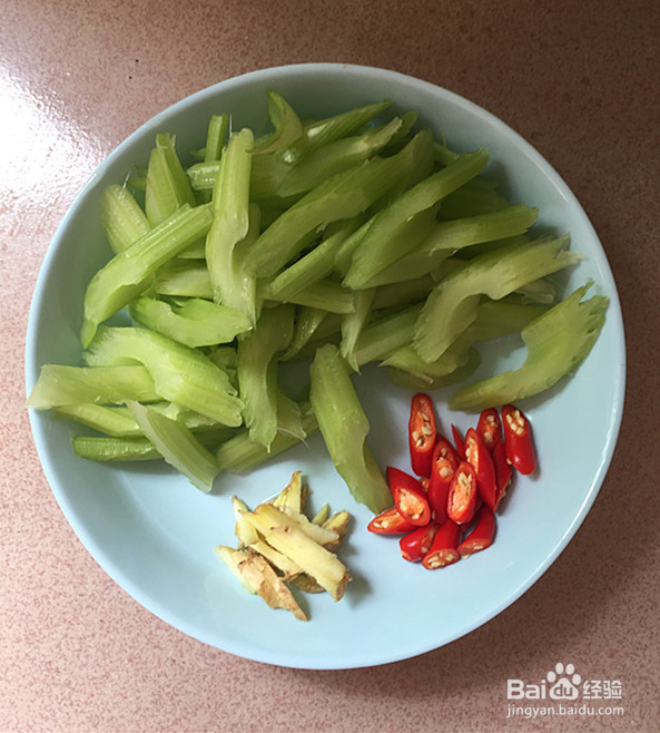 怎样烹饪芹菜炒卤牛肉