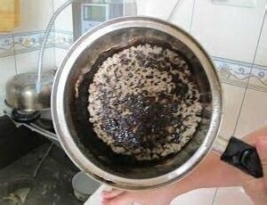<b>锅烧焦了锅底积了厚厚的污垢，洗不干净怎么办</b>
