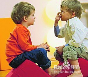 相差3岁的两个男孩,总是喜欢打架,应该怎么办