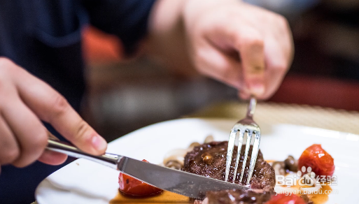 刀和叉子怎么拿