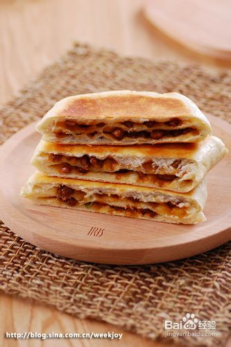 外酥内软的发面饼。『主食肉饼』