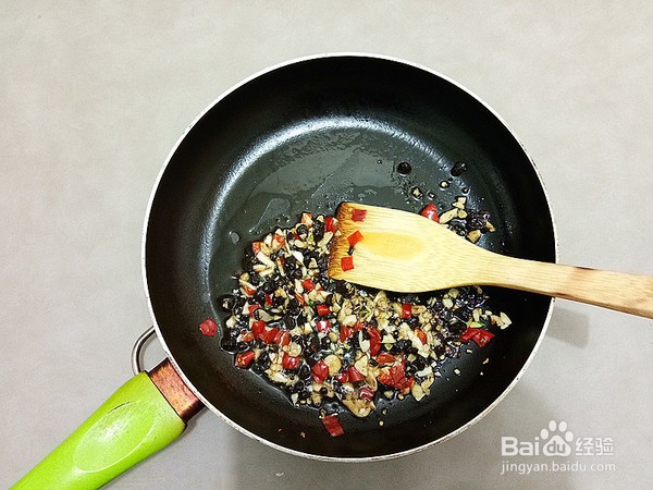 豆鼓排骨蒸豆腐的步骤