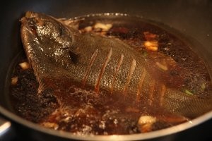 在家制作比目鱼炖豆腐
