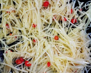 醋溜土豆丝的做法分享。