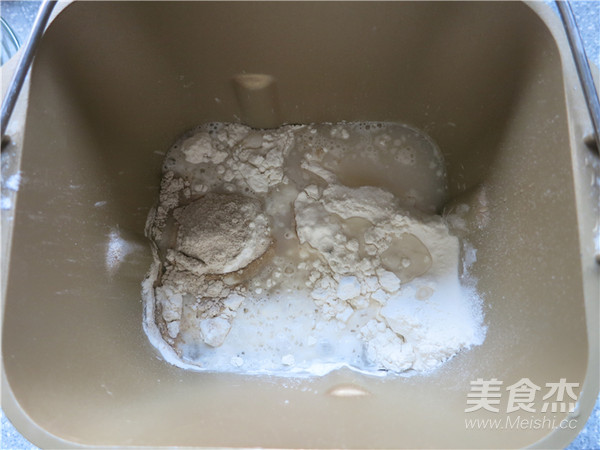 金枪鱼贝果三明治