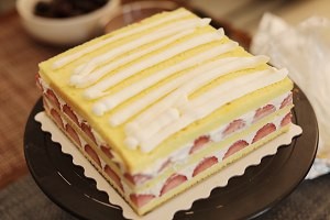 不会抹奶油也能做草莓方蛋糕的妙招!