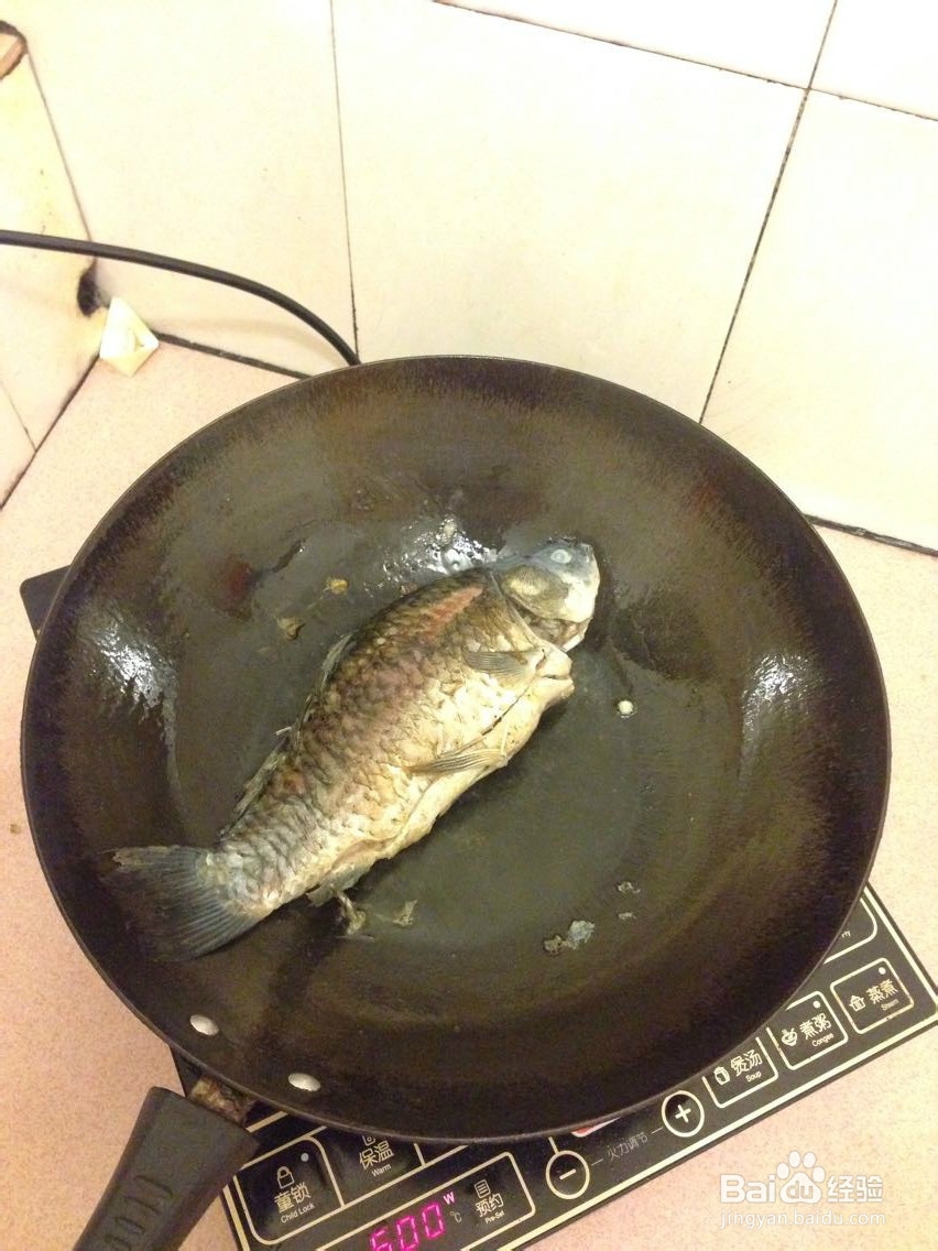 菜鸟都可以完成的鲜甜浓汤:萝卜丝鲫鱼汤