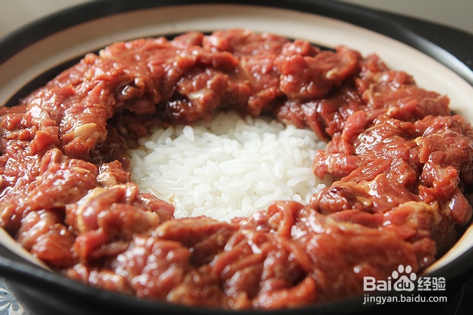 窝蛋牛肉煲仔饭的做法