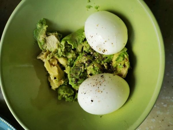 牛油果鸡蛋吐司