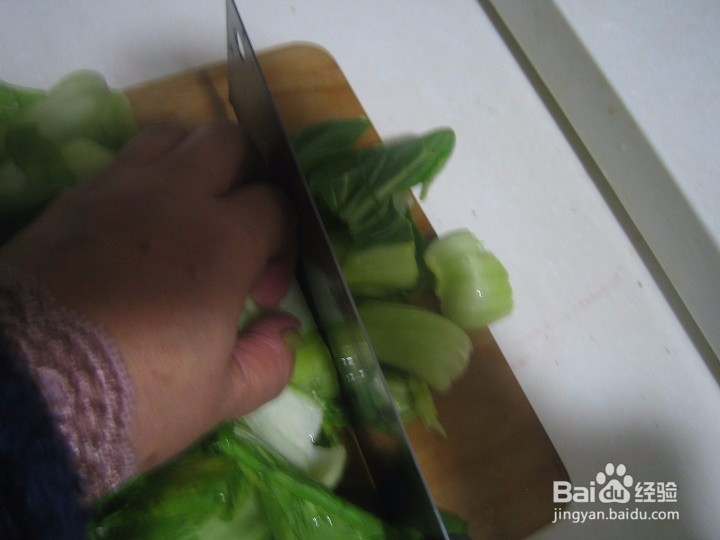 老年人怎样用刀将油菜切成均匀段