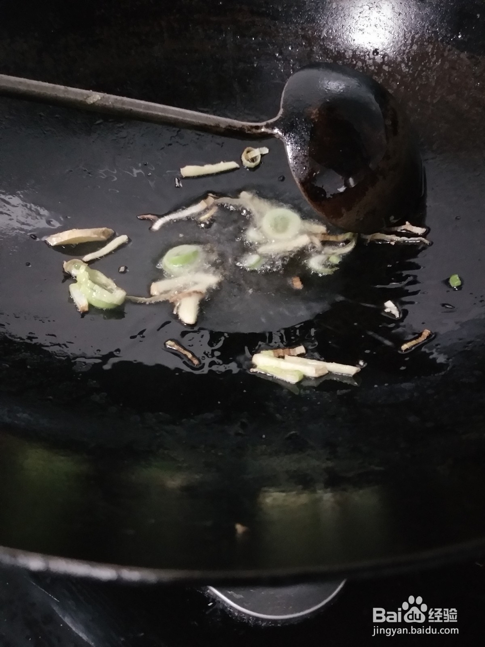 怎样做葱头丁炒鸡蛋？